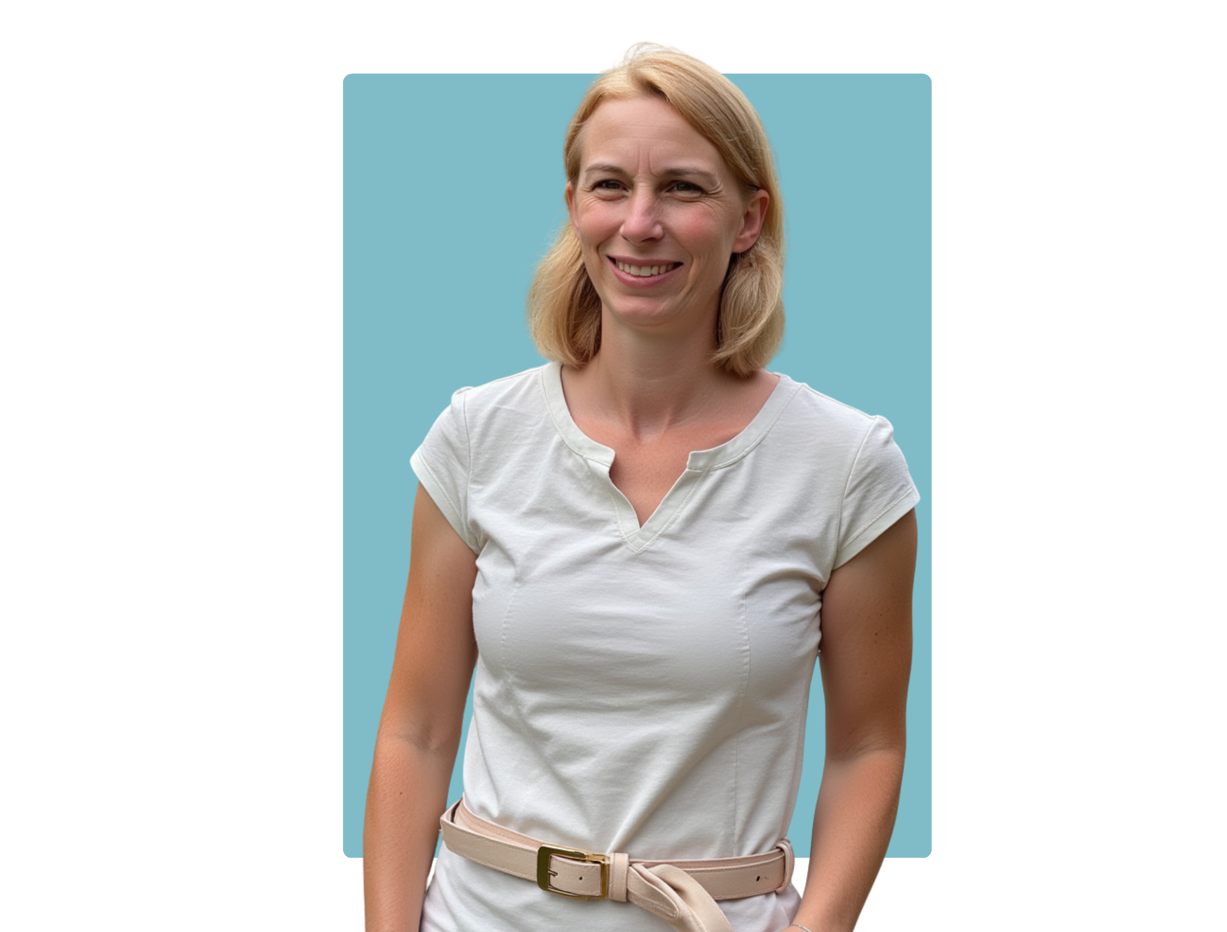 Ina Kanngiesser in weißem Shirt lächelt vor blauem Hintergrund
